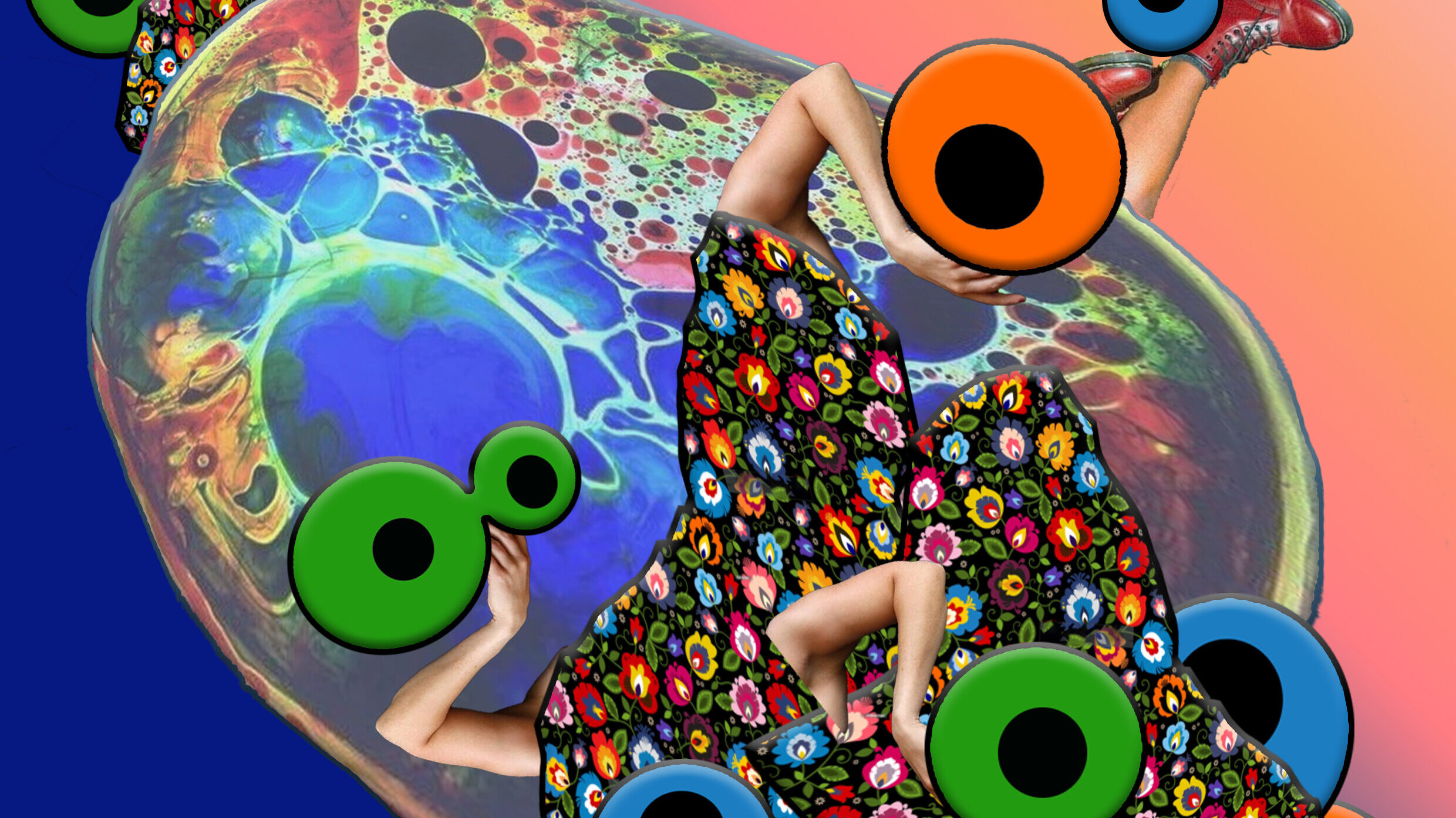 Eine mit grafischen Elementen spielende bunte Collage. Vor einem Hintergrund, der von Blau in Orange wechselt schwebt eine in bunten Farben (blau, grün, rot) marmorierte blasenartige Form. Rechts unten vor der Blase ist ein Art Tuch mit Blümchendruck abgebildet. Aus diesem tauchen Arme auf, diese spielen mit runden farbigen Elementen. Hinter der Blase oben rechts sind Füße in roten DocMartens und Beine bis zum Knie zu sehen. Darauf sind auch runde bunte Elemente platziert. Links oben hinter der Blase ist mehr Tuch mit Blümchendruck, ein Arm und runde Elemente.